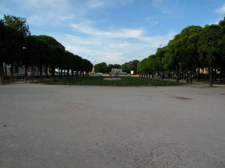  esplanade, en direction de la place de la République